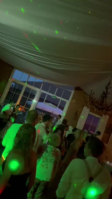 DJ Jumbo auf der Hochzeit von Tim und Sybille - Eine lebendige Party mit Tanz und Musik, um den besonderen Tag zu feiern.
